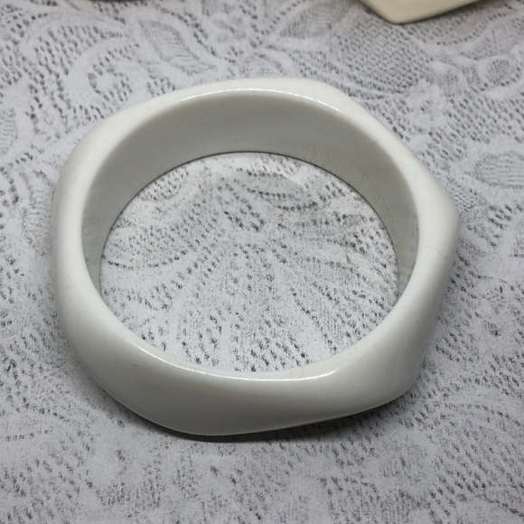 Vintage geometric cream and white bangle bracelets - Picture 3 of 5